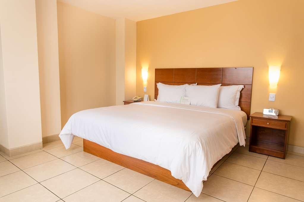 Wyndham Costa Del Sol Pucallpa Ruang foto A bedroom at the hotel