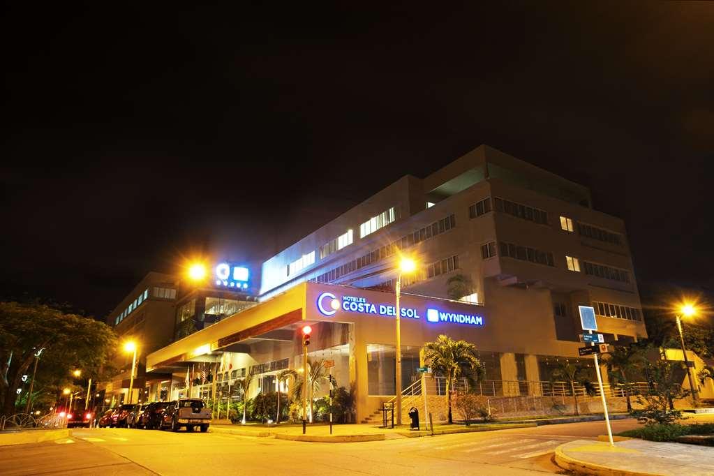 Wyndham Costa Del Sol Pucallpa Bagian luar foto The hotel at night