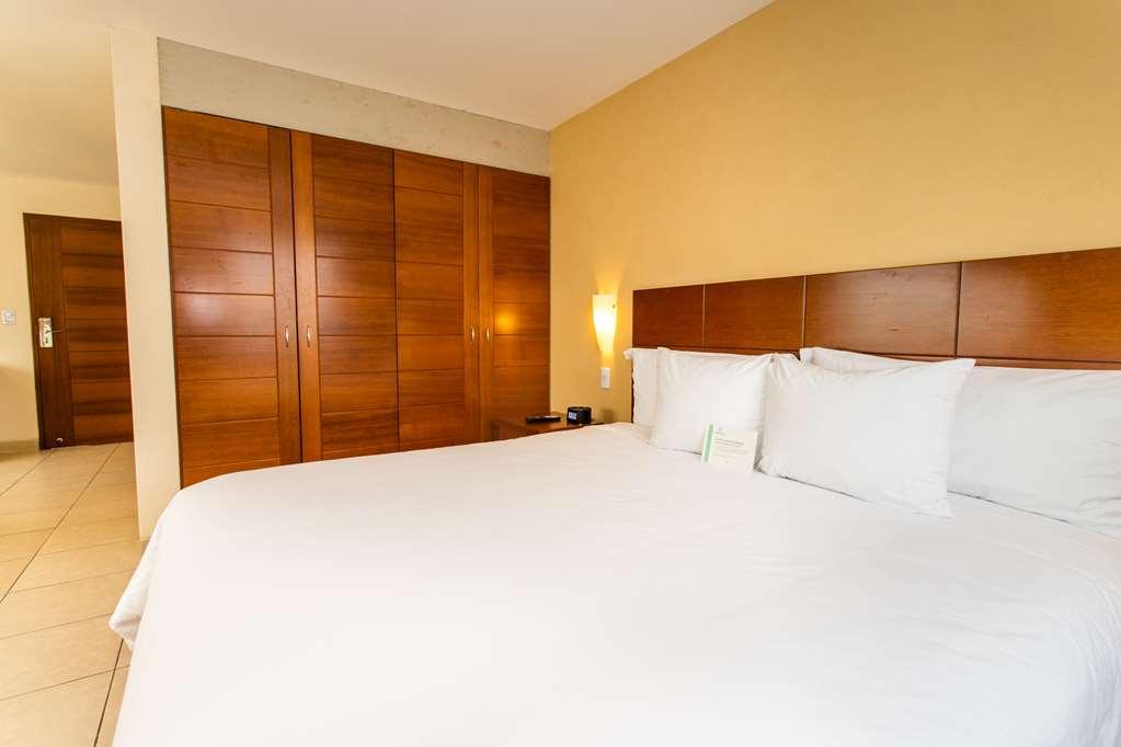 Wyndham Costa Del Sol Pucallpa Ruang foto A bedroom at the hotel