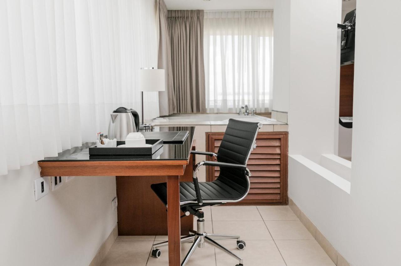Wyndham Costa Del Sol Pucallpa Bagian luar foto A typical medical office