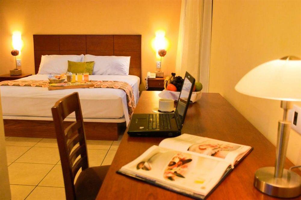 Wyndham Costa Del Sol Pucallpa Bagian luar foto A room at the hotel