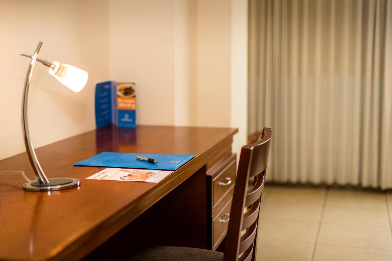 Wyndham Costa Del Sol Pucallpa Bagian luar foto A desk in a hotel room
