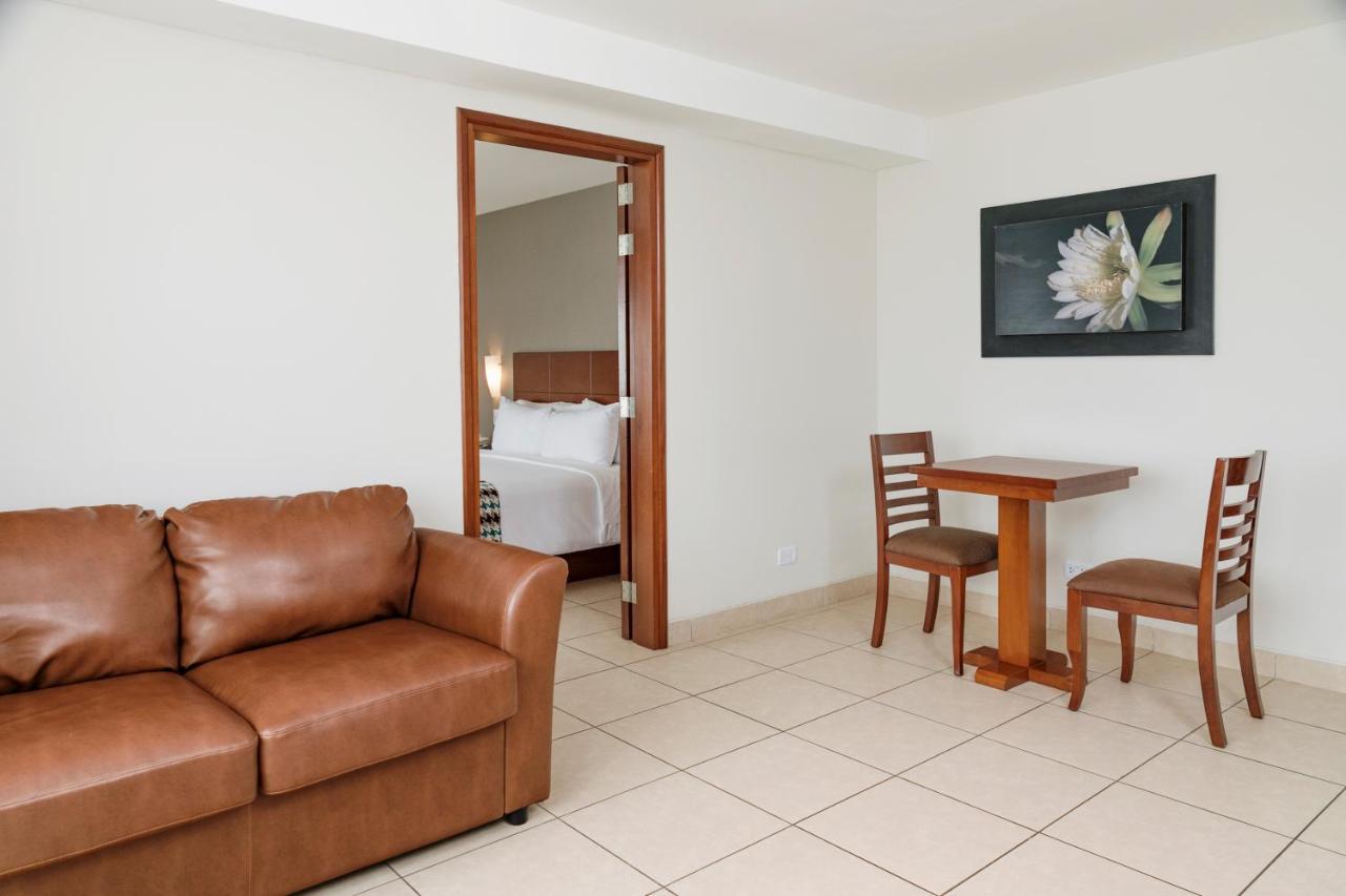 Wyndham Costa Del Sol Pucallpa Bagian luar foto Suite